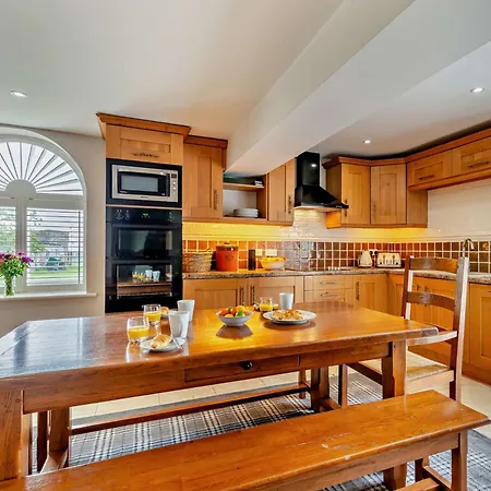 4 Bed In Pickering 4.1mls 95122 *